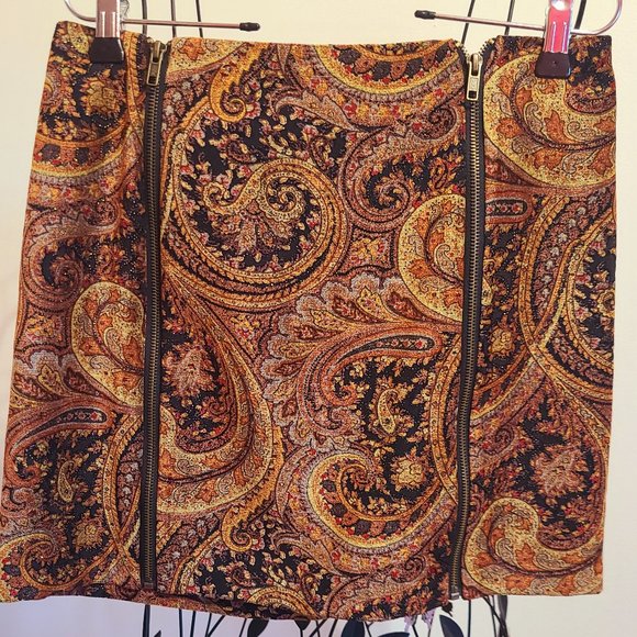mink pink Dresses & Skirts - NWT paisley short skirt